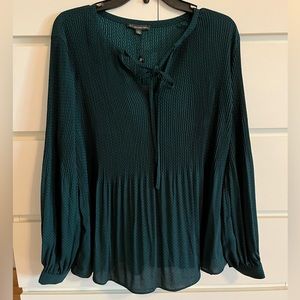 Adrianna Papell size Large Tie neck Woven pleated blouse